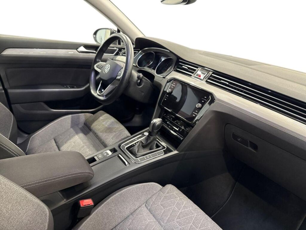 Volkswagen Passat 2024 Musta
