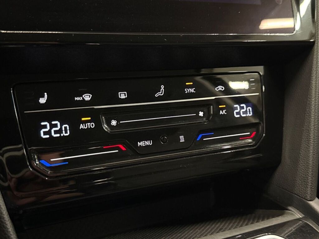 Volkswagen Passat 2024 Musta