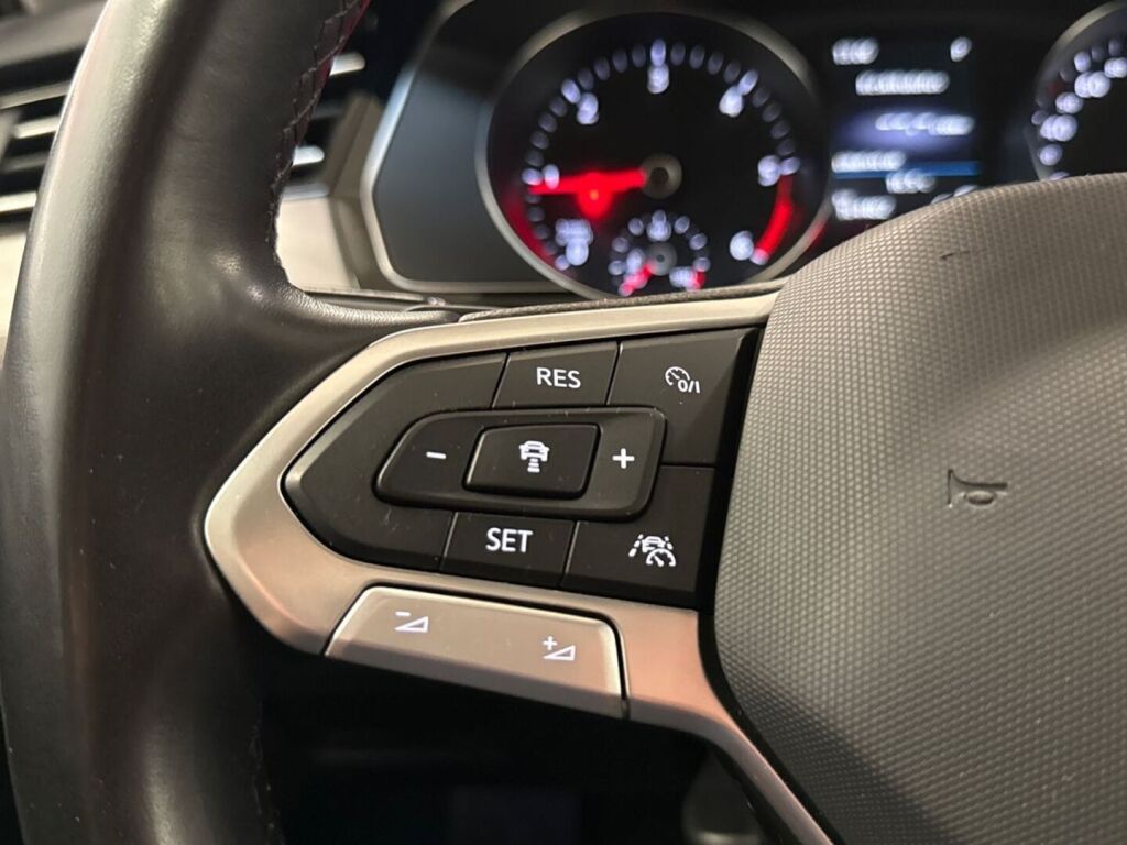 Volkswagen Passat 2024 Musta