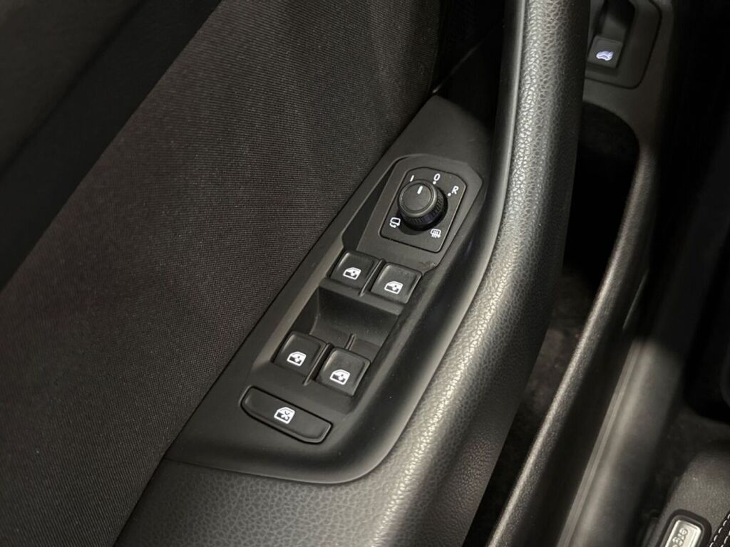 Volkswagen Passat 2024 Musta