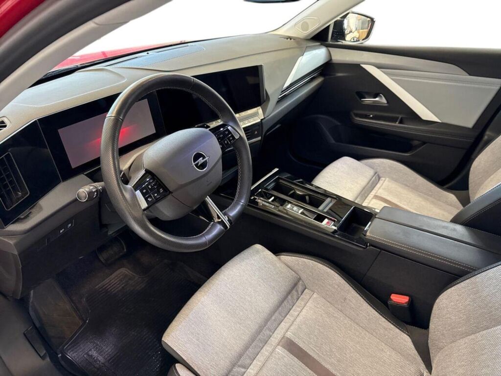 Opel Astra 2023 Punainen