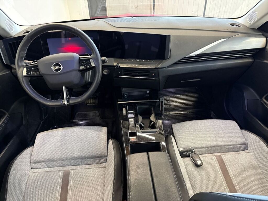 Opel Astra 2023 Punainen