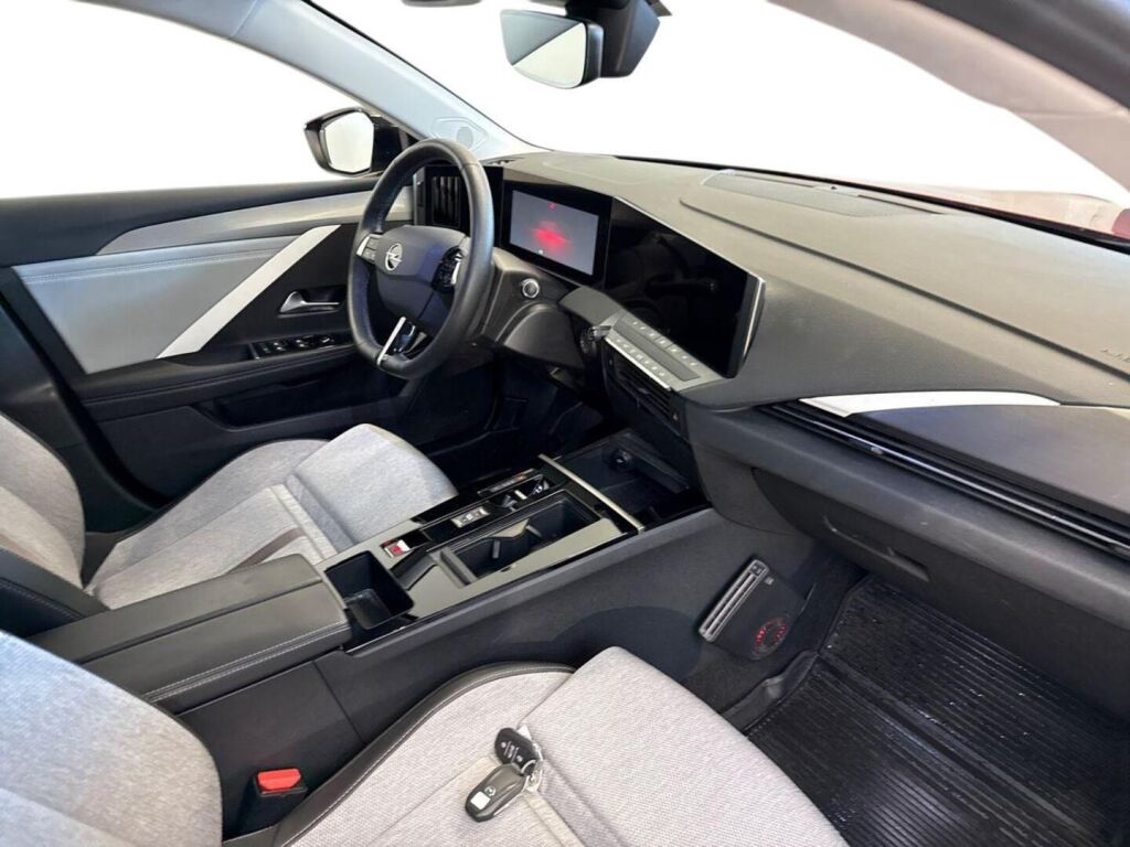 Opel Astra 2023 Punainen