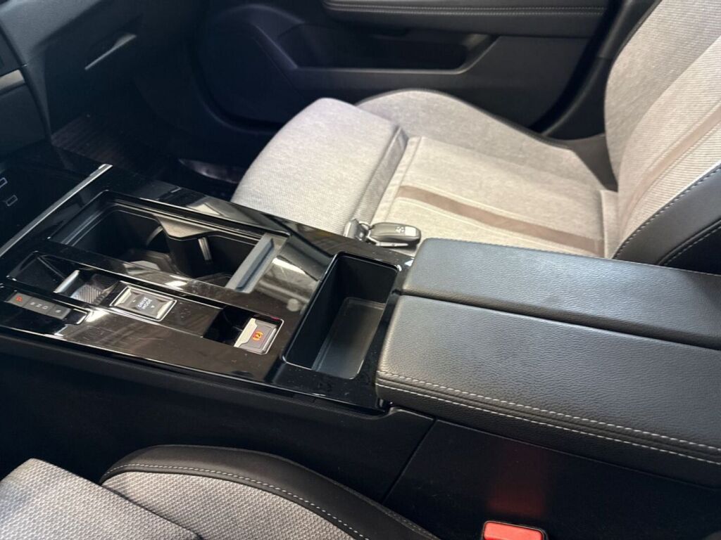 Opel Astra 2023 Punainen