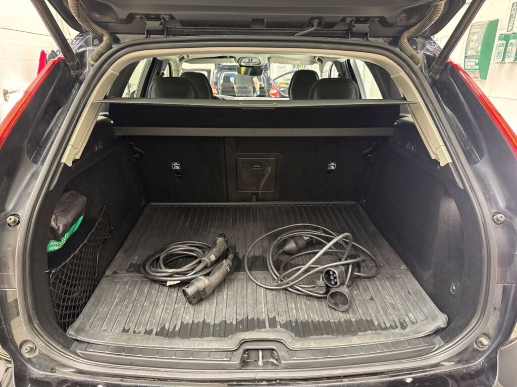 Volvo XC60 2023 Musta