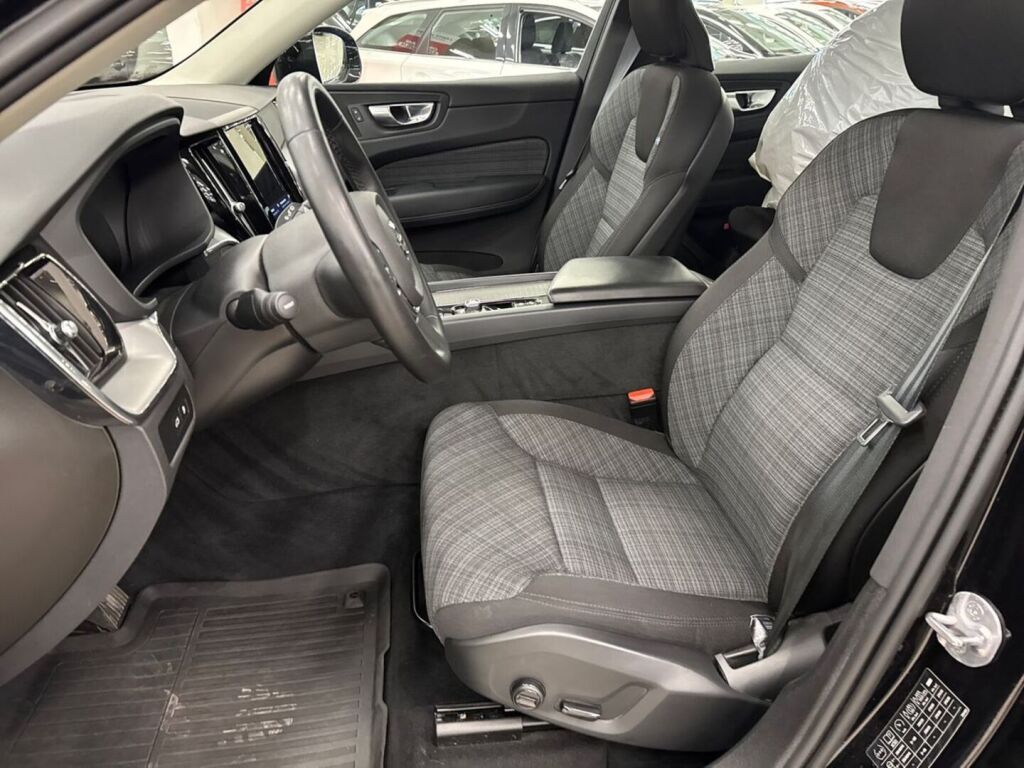 Volvo XC60 2023 Musta
