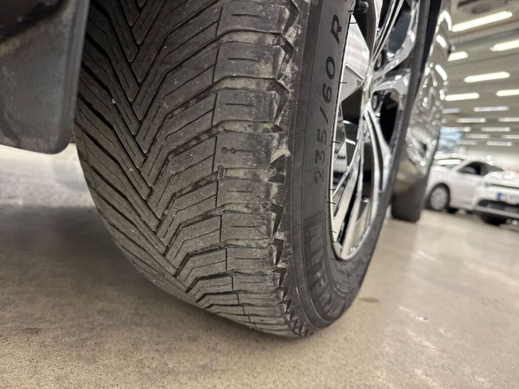 Volvo XC60 2023 Musta