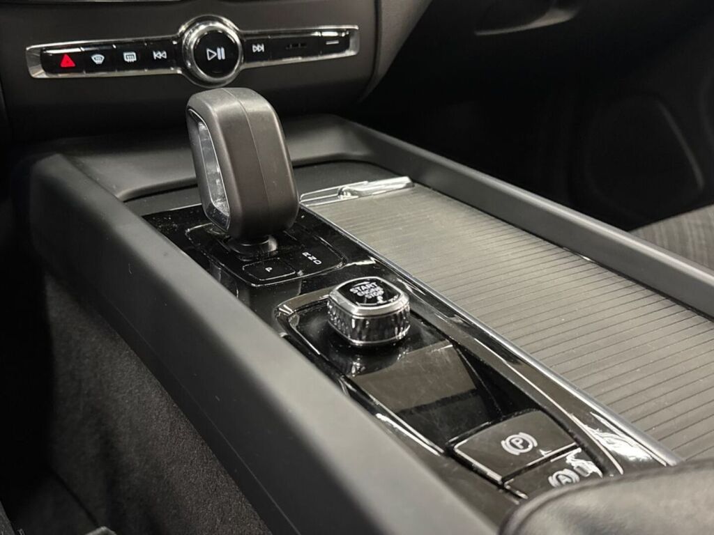 Volvo XC60 2023 Musta
