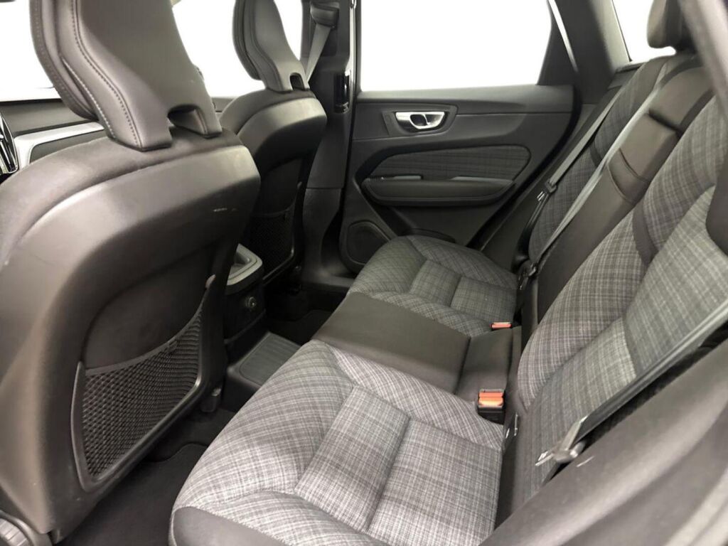 Volvo XC60 2023 Musta