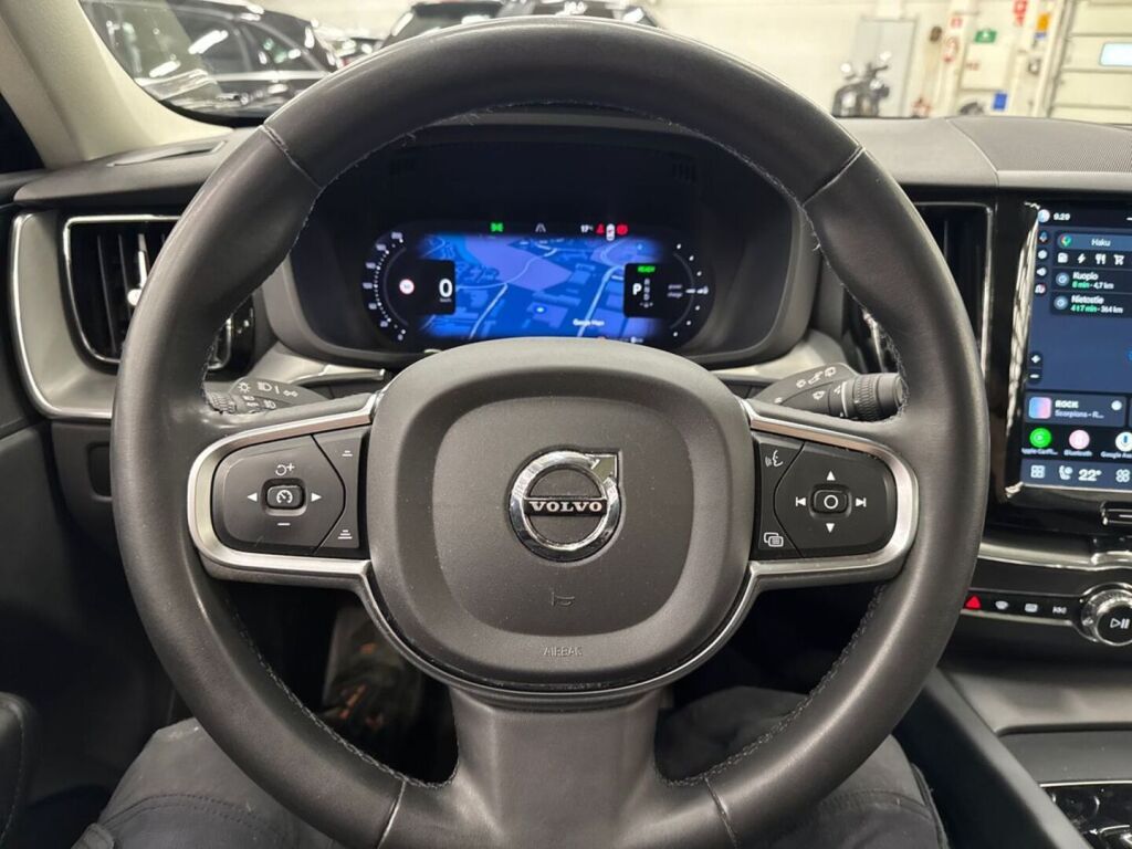 Volvo XC60 2023 Musta