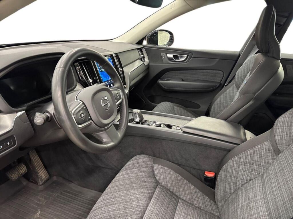 Volvo XC60 2023 Musta