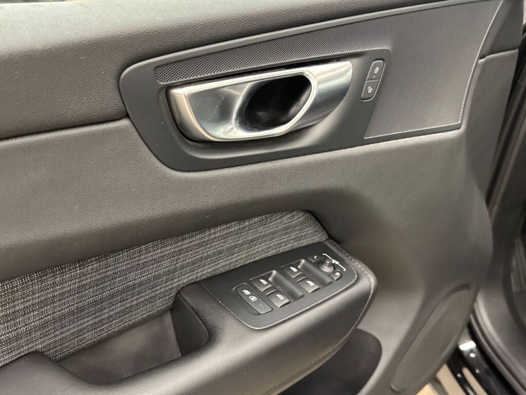 Volvo XC60 2023 Musta