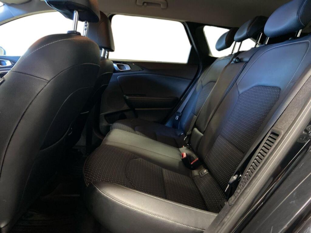 Kia Ceed 2021 Musta