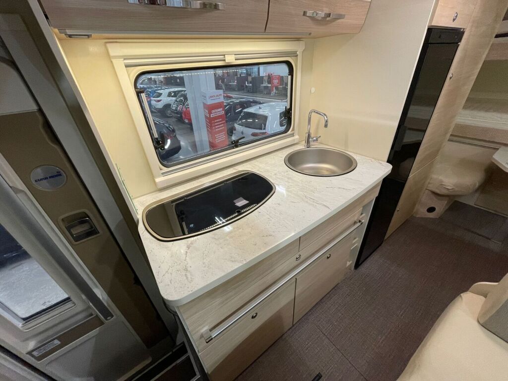 Eura mobil Activa One 690 VB 2024 Valkoinen