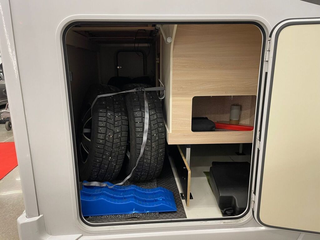 Eura mobil Activa One 690 VB 2024 Valkoinen