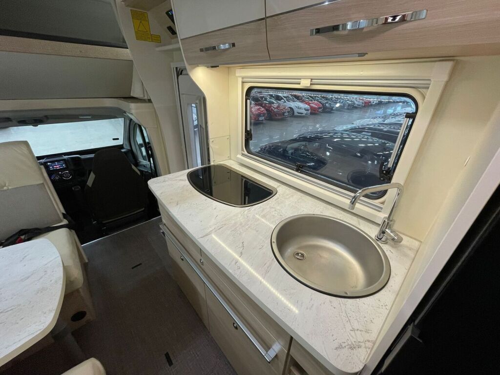 Eura mobil Activa One 690 VB 2024 Valkoinen