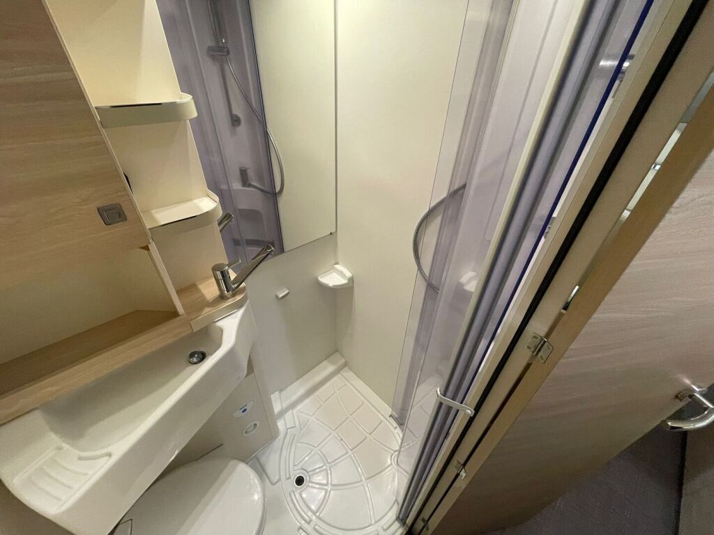 Eura mobil Activa One 690 VB 2024 Valkoinen