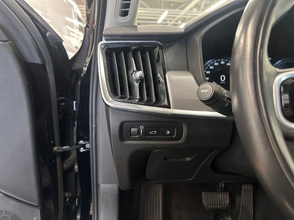 Volvo V90 2021 Musta