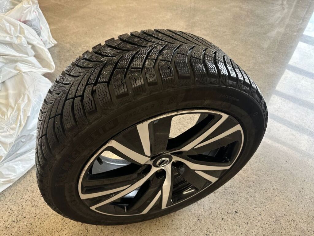 Volvo V90 2021 Musta