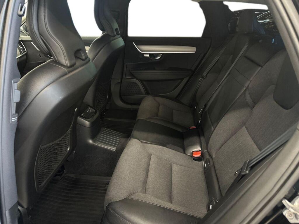 Volvo V90 2021 Musta