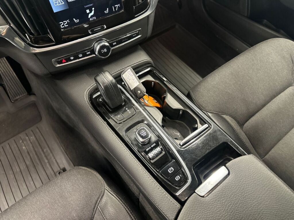 Volvo V90 2021 Musta