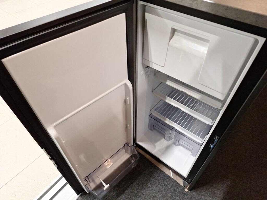 Sunlight Cliff 2024 Harmaa