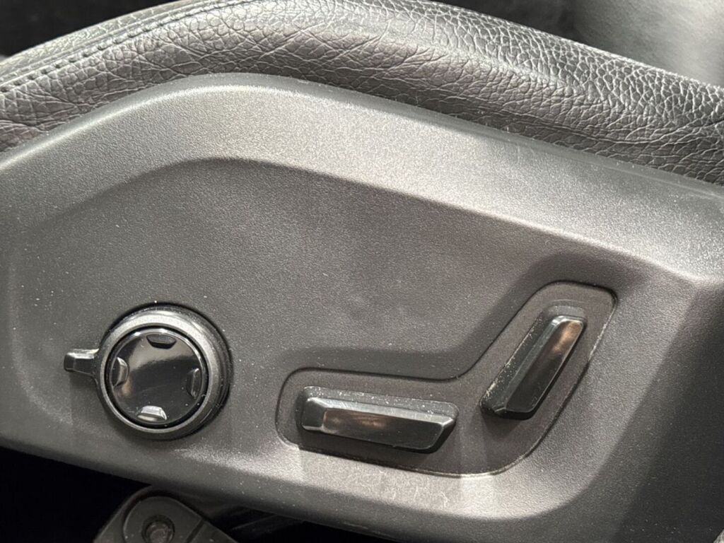 Volvo XC60 2020 Musta