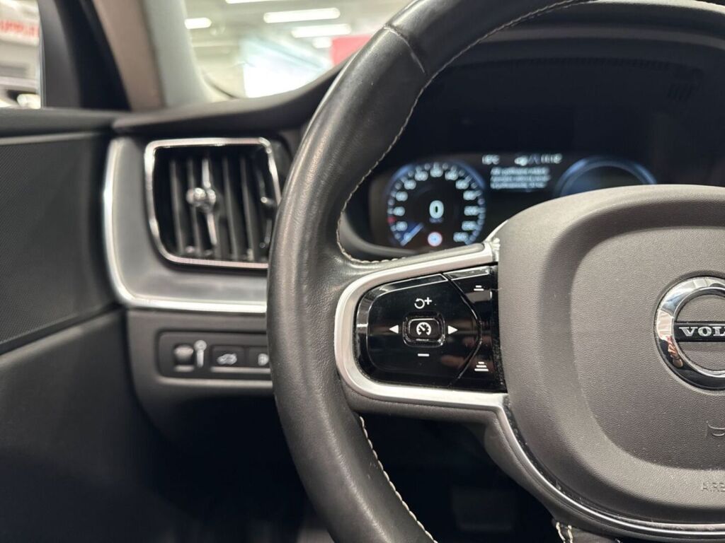 Volvo XC60 2020 Musta