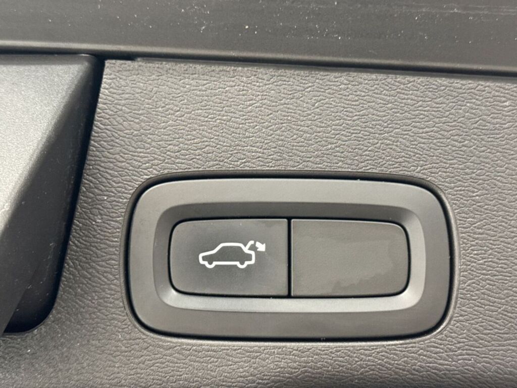 Volvo XC60 2020 Musta