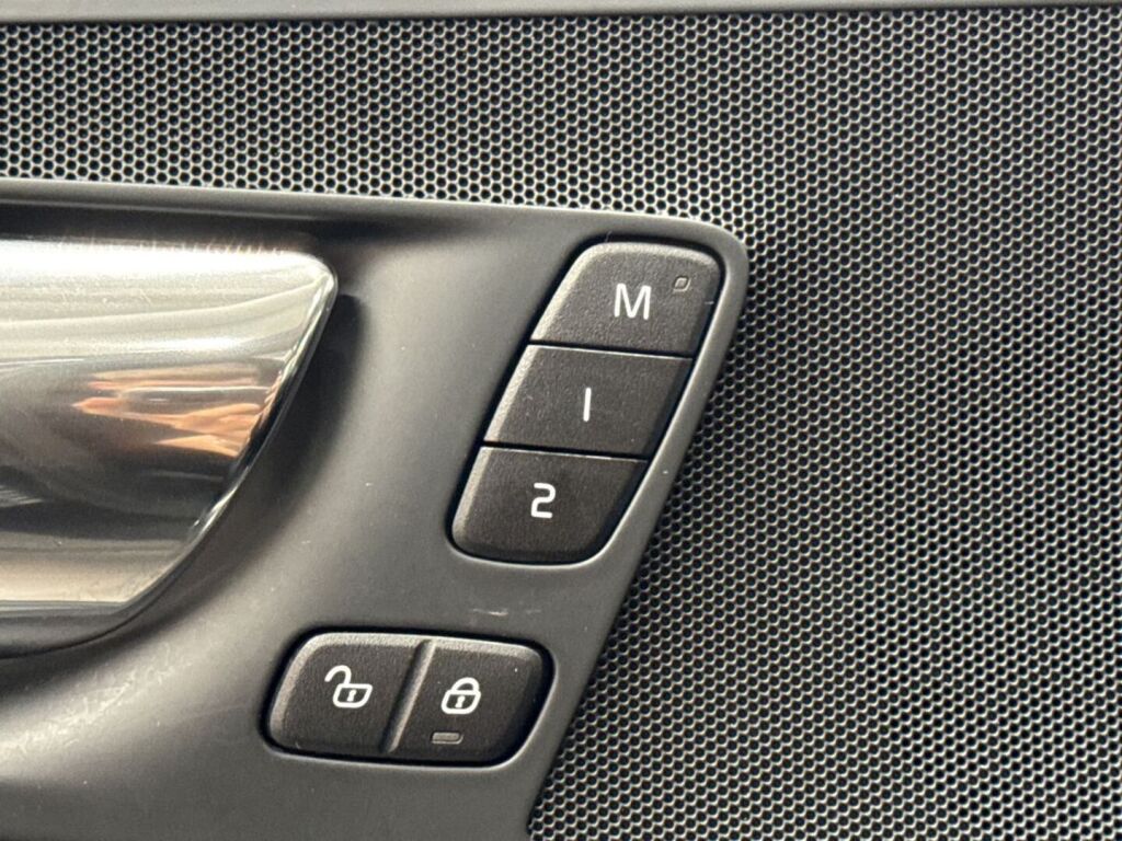 Volvo XC60 2020 Musta