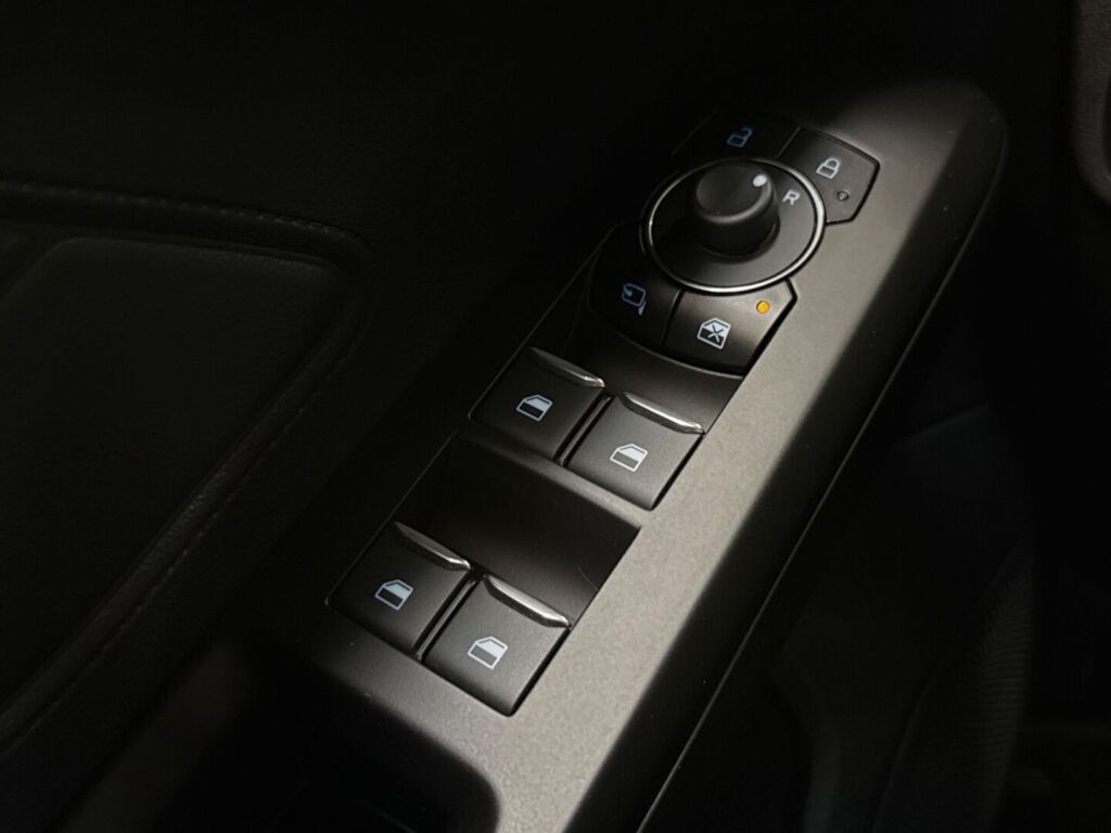 Ford Focus 2024 Musta