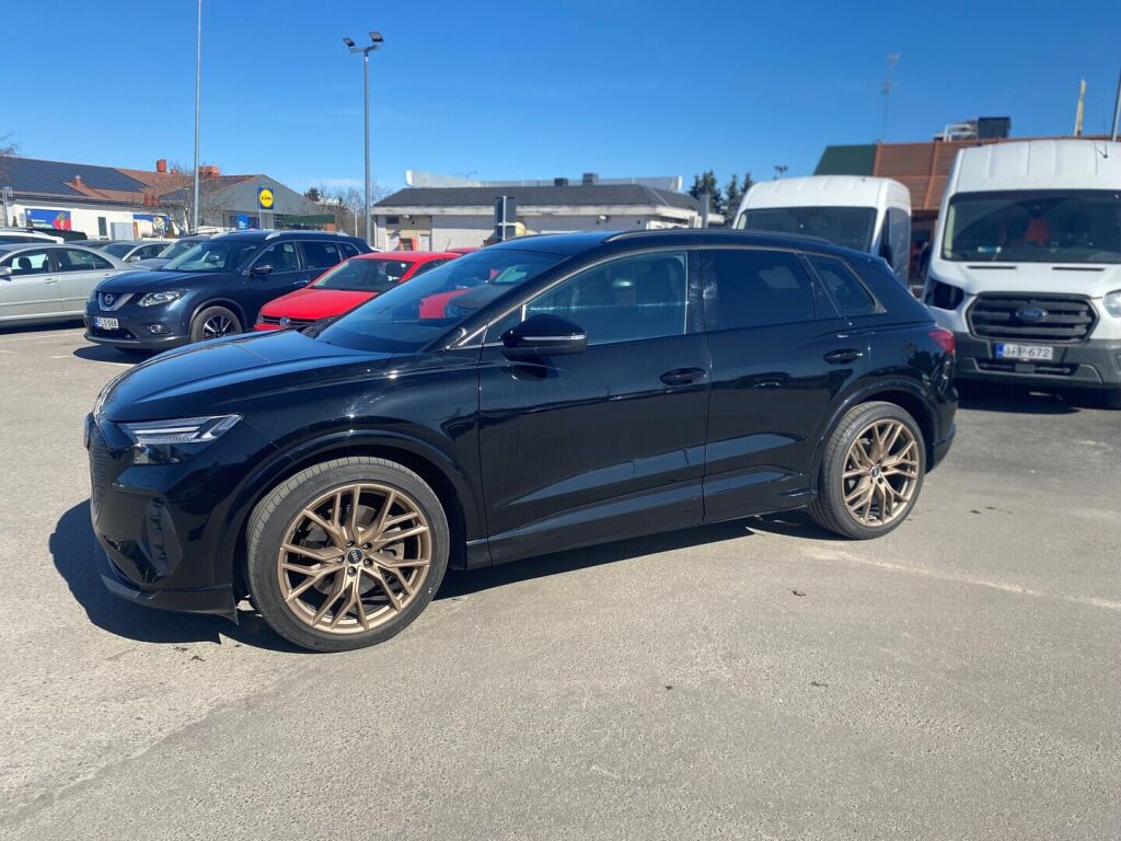Audi Q4 E-TRON 2021 Musta