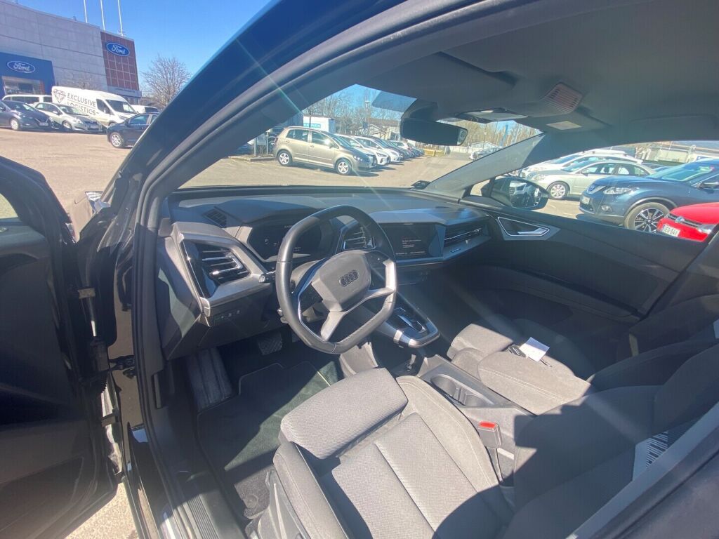 Audi Q4 E-TRON 2021 Musta