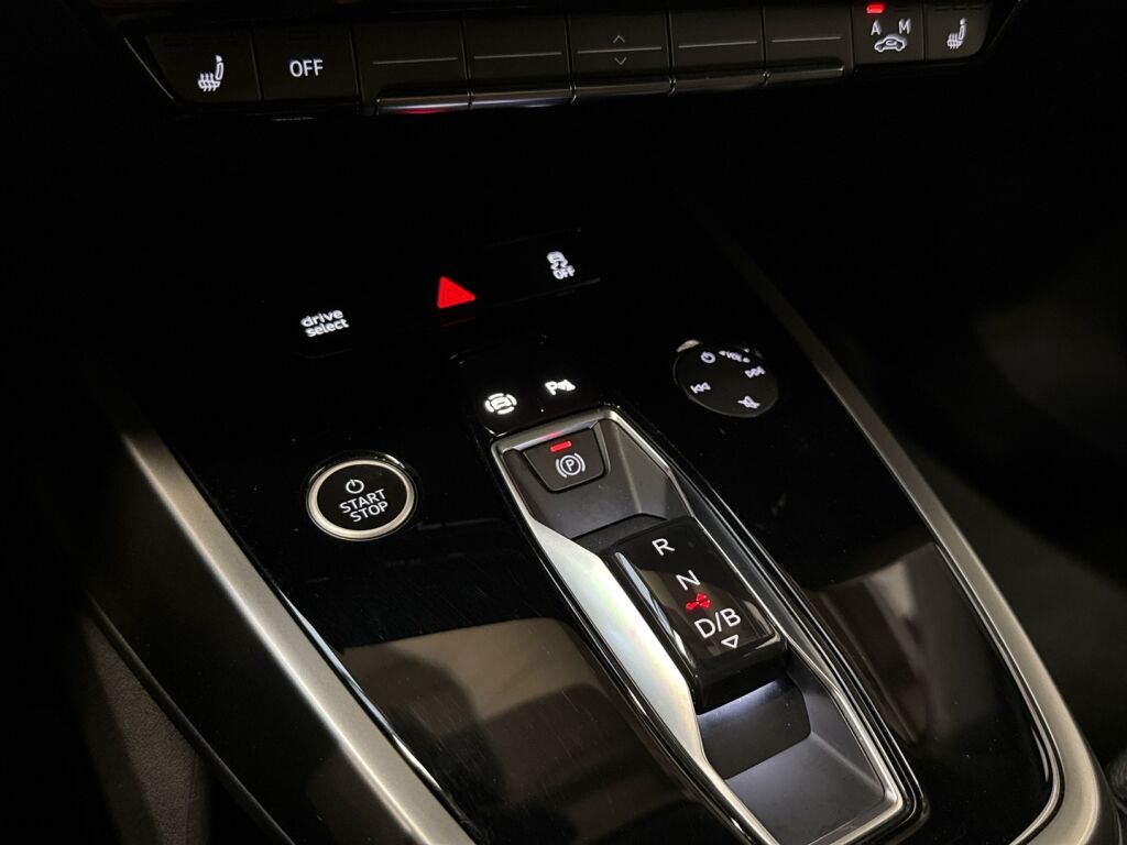 Audi Q4 e-tron 2022 Musta