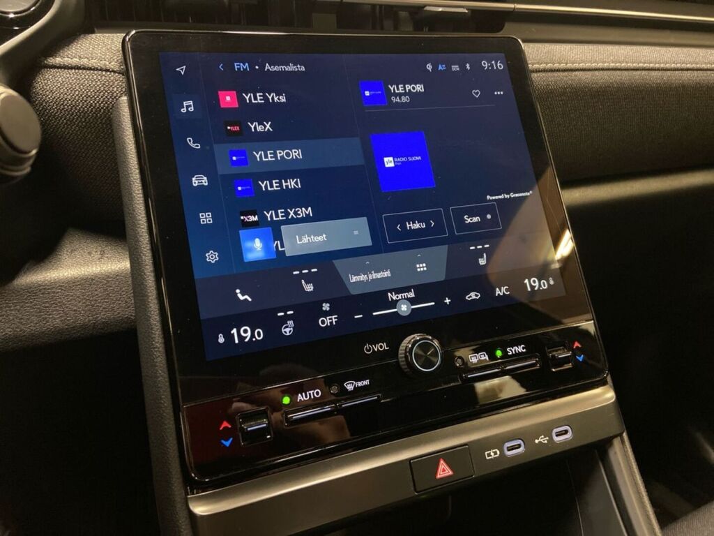 Lexus LBX 2025 Musta