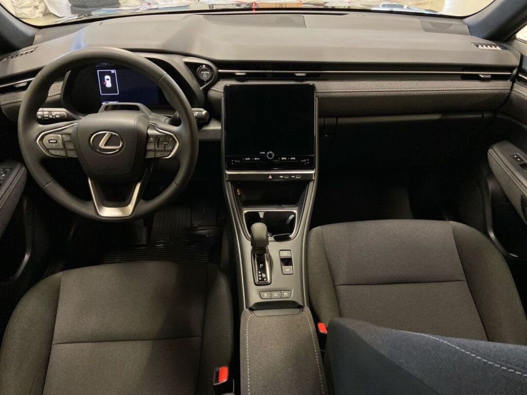 Lexus LBX 2025 Musta