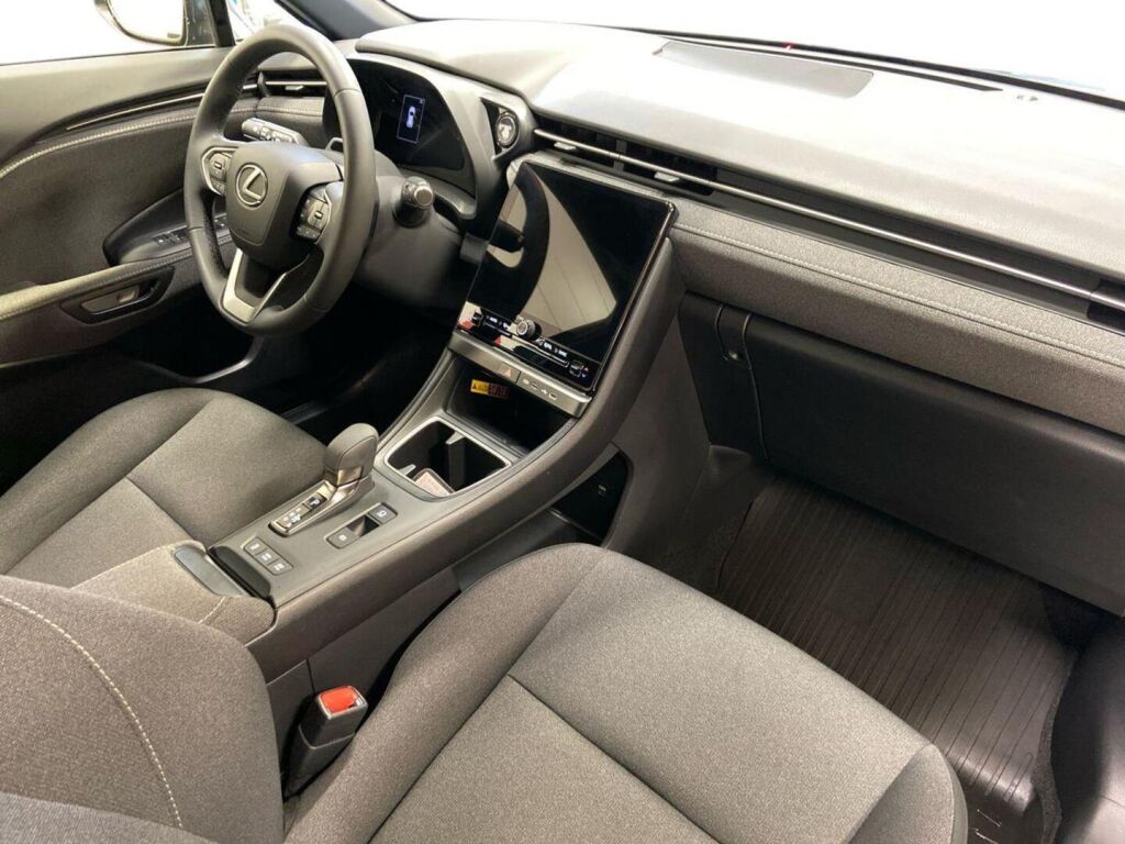 Lexus LBX 2025 Musta