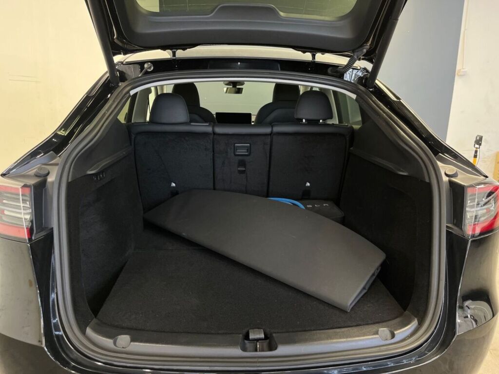 Tesla Model Y 2025 Musta