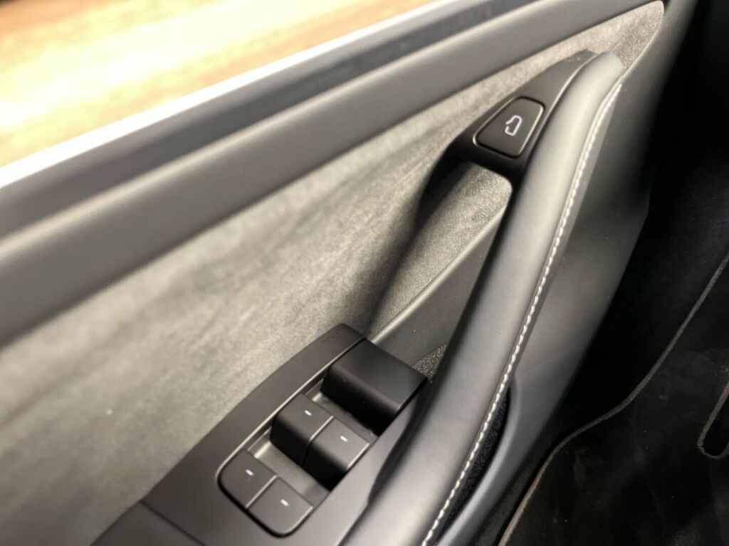 Tesla Model Y 2025 Musta