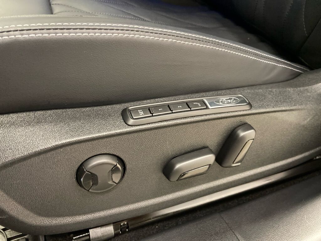 Ford Explorer 2025 Punainen