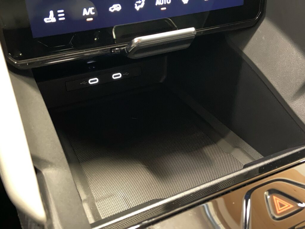 Ford Explorer 2025 Punainen