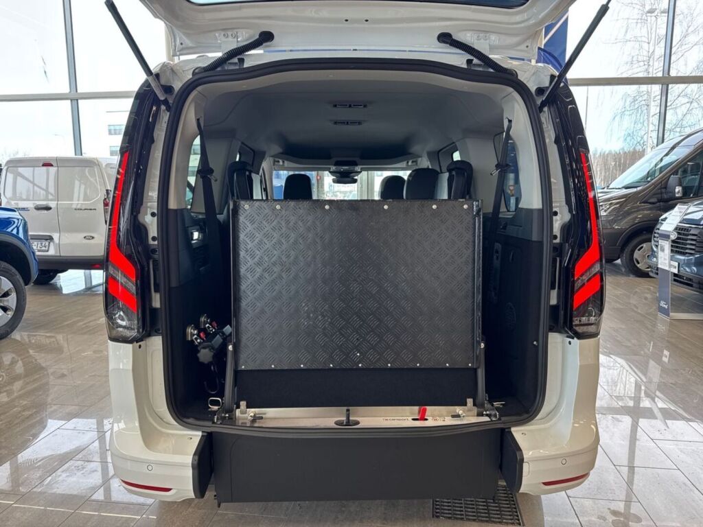 Ford Grand Tourneo Connect 2026 Frozen White