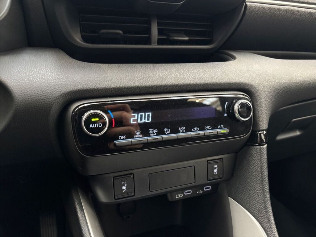 Toyota Yaris 2025 Sininen