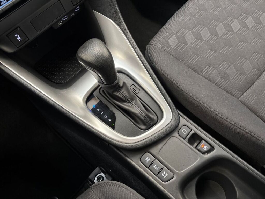 Toyota Yaris 2025 Sininen