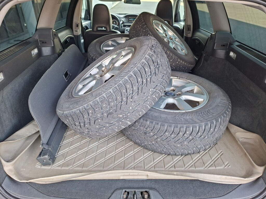 Volvo V70 2012 Musta
