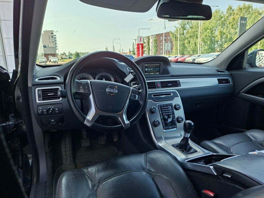 Volvo V70 2012 Musta