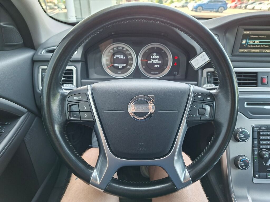 Volvo V70 2012 Musta