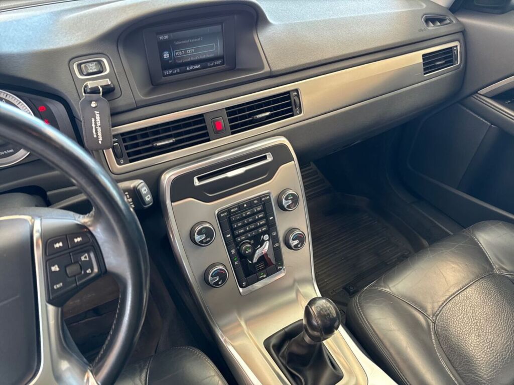 Volvo V70 2012 Musta