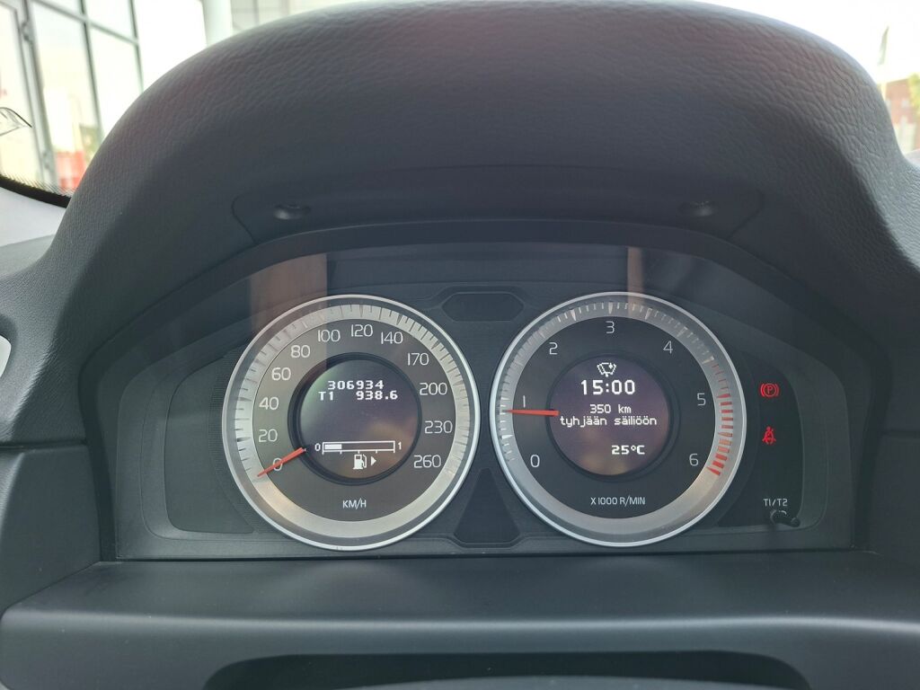 Volvo V70 2012 Musta