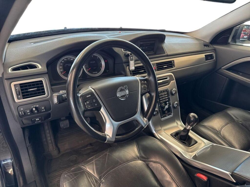 Volvo V70 2012 Musta